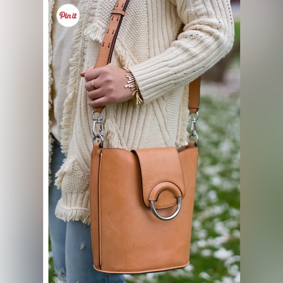 Banana Republic Handbags - Banana Republic Italian Vachetta 100% Leather Bucket Bag Natural Tan Silver Ring